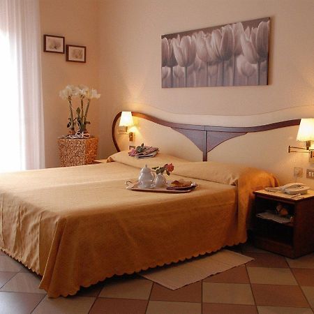 Hotel La Fenice 포르미지네 외부 사진