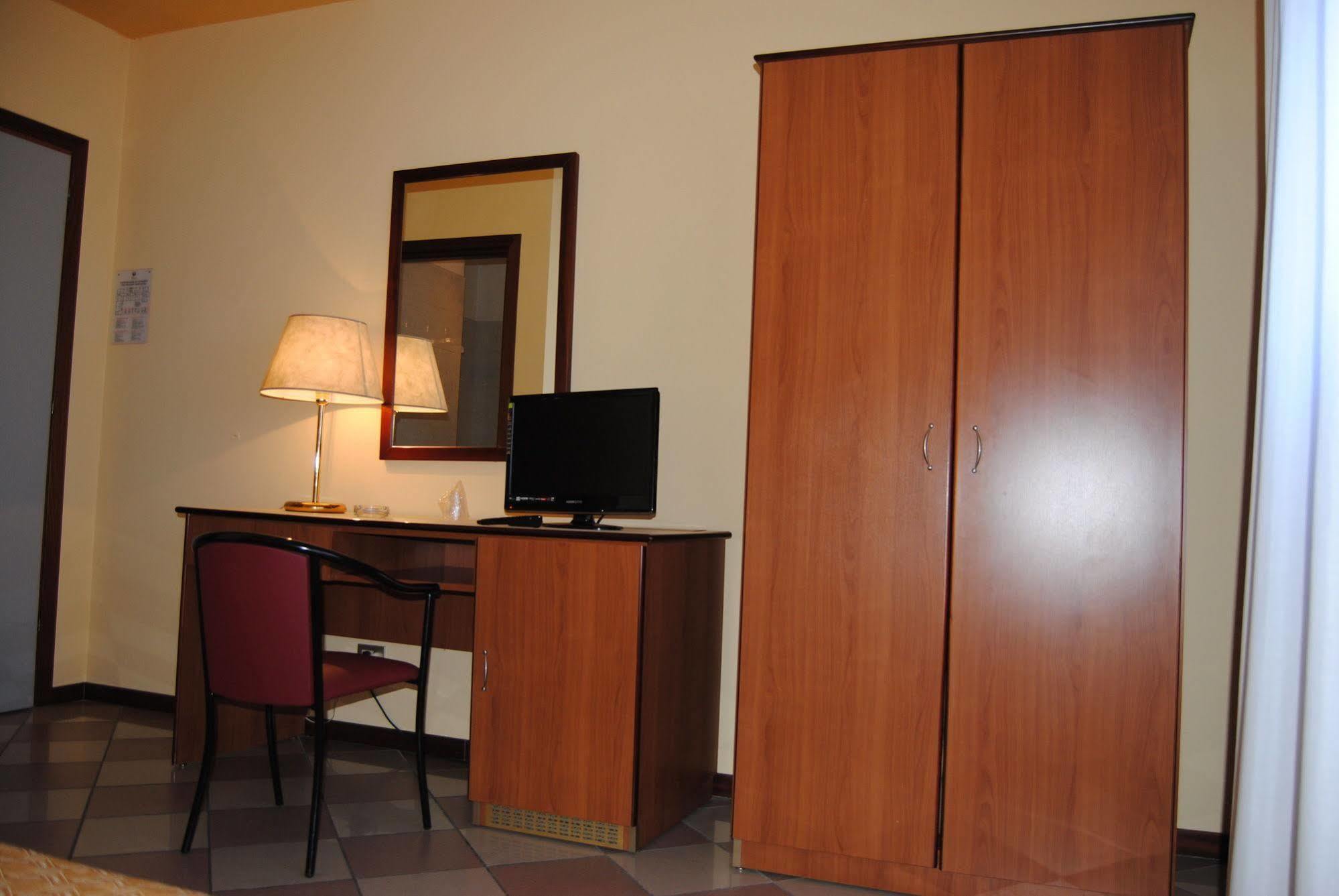 Hotel La Fenice 포르미지네 외부 사진